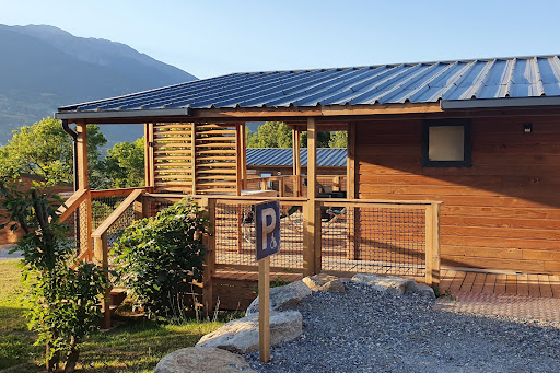 Séjournez dans notre camping à la ferme et profitez de nos chalets à la location près d'EMBRUN