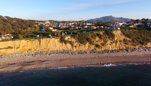 Vous recherchez le calme et la proximité avec l’océan ? Notre camping à Saint-Jean-De-Luz est idéal pour se ressourcer avec vue sur l’Océan.