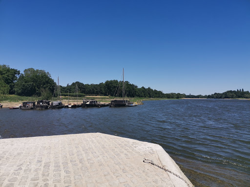 Embarquez sur la Loire à bord d'un bateau traditionnel à seulement 20 minutes d'Angers au port de la Possonnière près d'Angers dans le Maine et Loire (49). Profitez d'une balade commentée sur la Loire.