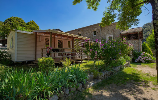 Camping en Ardèche situé le long de la rivière Ardèche