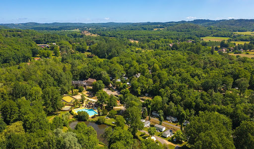 Camping Aqua Viva à Carsac-Aillac en Dordogne. Camping 4* avec espace aquatique et club enfants à proximité de la ville de Sarlat et de la Grotte de Lascaux. Tarifs & Réservation.