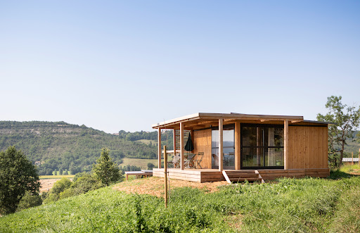 Séjournez dans un cadre verdoyant avec une superbe vue sur les monts environnants et sur la fameuse cité médiévale de Cordes-sur-Ciel. Une destination où se mêlent nature