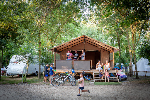 Camping Ô P’tit Marais avec embarcadère concerts guinguette restauration