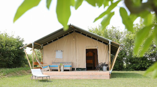 Kleinschalige glamping met Nederlandse eigenaren. Safaritenten en safarilodgetenten met privé sanitair en gîtes. Zwembad en veel speel mogelijkheden.