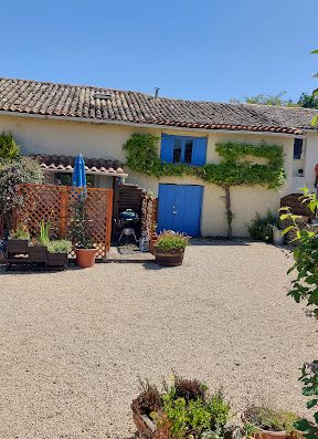 NATURA SERENA Petits gîtes de charme pour 2 personnes maxi au calme de la campagne Melloise.