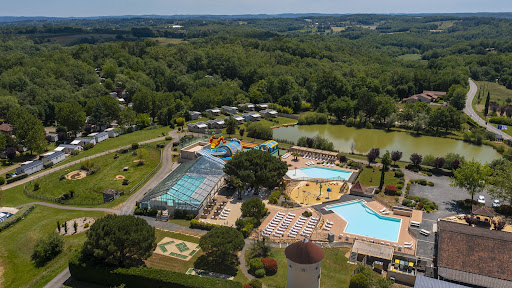 Vous recherchez un camping familial en Dordogne pour vos vacances ? Réservez votre séjour au Camping 4* Le Carbonnier à Saint-Martial-de-Nabirat !