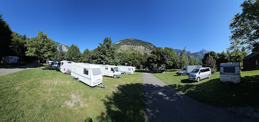 Etape idéale sur votre chemin vers l'Italie ou sur votre itinéraire de randonnée (passage du GR5 au cœur du camping). Tentes. 2 chalets de 4/6 places tout confort. Aire camping-cars. Refuge insolite de 6/8 personnes