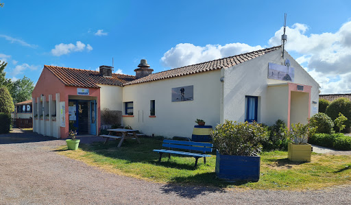 Ce camping familial familial et convivial est situé à proximité de l'ile de Noirmoutier et de l'ile d'Yeu en Vendée dans la commune de Notre Dame de Monts