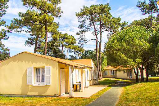 Vous recherchez une location vacances sur l'île d'Oléron ? Découvrez le club de vacances Azureva île d’Oléron en Charente-Maritime. À 10 min en vélo de la plage.