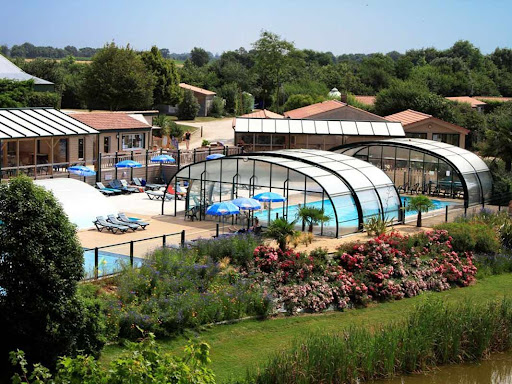 Passez des vacances inoubliables en Vendée dans votre camping à Saint Julien des Landes ! Un camping 4 étoiles avec piscine