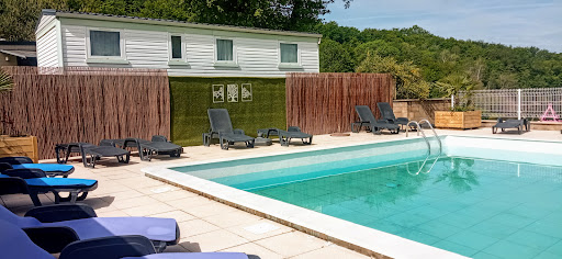 Découvrez le Camping La Romiguière un havre de paix 3 étoiles au bord du lac de la Selve en Aveyron. Profitez d'un séjour nature inoubliable au cœur de l'Aubrac