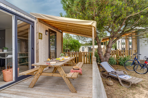 Profitez de vos vacances au camping Domaine Le Midi à Noirmoutier et détendez-vous en famille dans ce camping des Pays de la Loire