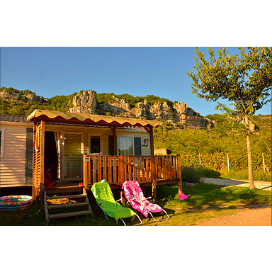 Le camping Les Platanes est un camping familial situé au Sud de l’Ardèche au coeur des gorges de La Beaume proche de Vallon-Pont-d'Arc : piscine