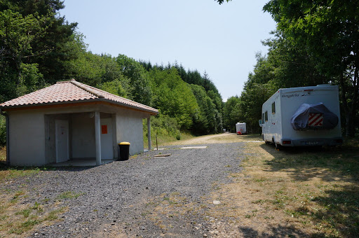 Le camping se situe en bordure du lac de Saint Martial. 60 emplacements pour tentes