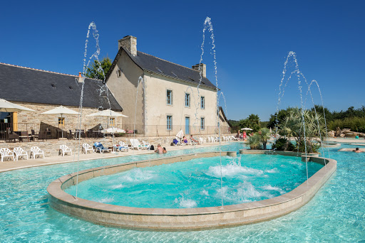 À la recherche d'une location mobil home en Bretagne pour vos vacances ? Découvrez tous les mobil homes à louer à Quimper du camping l'Orangerie de Lanniron.