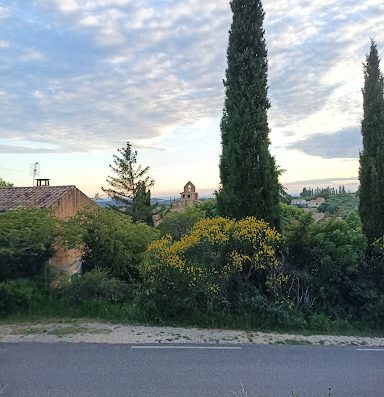 CAMPING MUNICIPAL AQUI SIAN BEN - OUVERT DU 1er JUIN AU 31 AOUT – qui signifie en Provençal « Ici on est bien ». Emplacements nus pour tentes