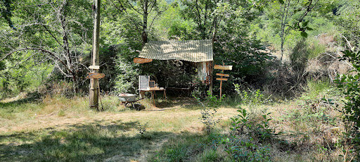 Lieu de vie écologique en bord de rivière pour un séjour insolite et alternatif en sud ardèche. Naturisme libre