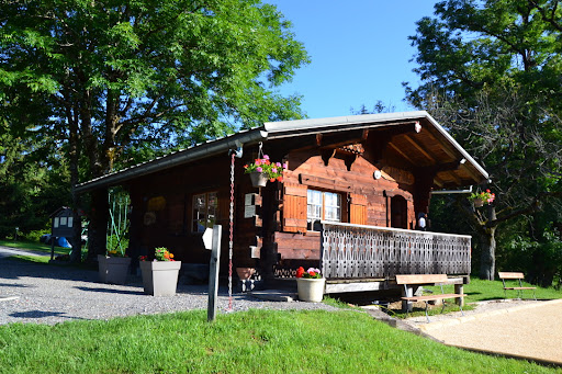 Le Camping la Demi Lune à proximité de Megève vous accueille de juin à Octobre sur une aire naturelle de 6000 m2.