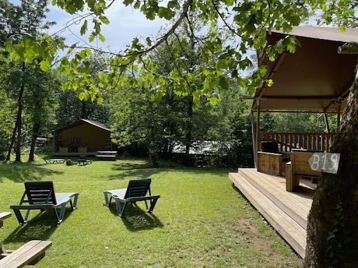 Emplacements de camping et locations en Périgord Noir dans un espace naturel de 12 hectares : large gamme d'hébergements et nombreuses activités sur place.