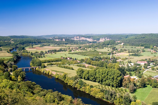 Camping Vert Panoramique *** Notre camping familial surplombe la cité médiévale de Domme et nous l’avons aménagé en terrasses. Vous bénéficierez de larges emplacements privilégiant l’intimité de chacun.