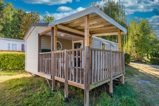 Vivez des vacances inoubliables dans la Drôme! Camping situé à 5min du Palais Idéal du Facteur Cheval. Piscine