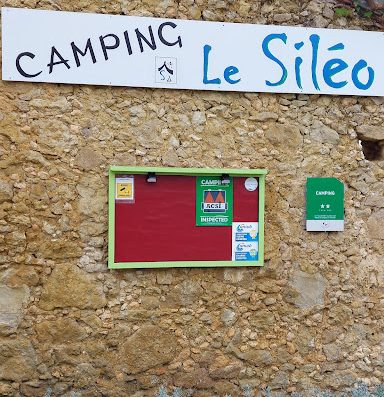 Site naturel et ambiance familiale. Camping avec piscine