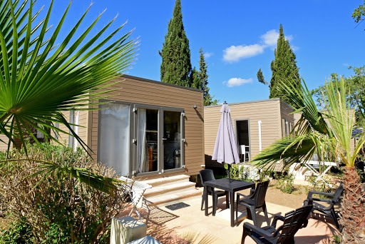 Bienvenue au camping de Port Grimaud sur le Golfe de Saint Tropez dans notre ?tablissement 4 ?toiles pour des vacances sur la C?te d'Azur en bord de mer. Vous aurez le choix entre diff?rents h?bergements locatifs et profiterez d'un espace aquatique