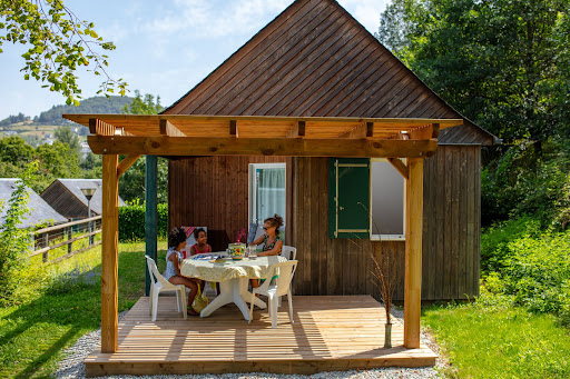 Location chalets tentes en Aveyron sur les rives du Lot en Aveyron dans le camping trois étoiles Le Val de Saures