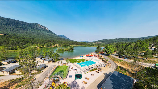 Bienvenue au Camping Innature dans l'Aude. Vivez des vacances de rêves en famille dans un camping 4 étoiles à Arques près de Carcassonne . Profitez de notre espace aquatique