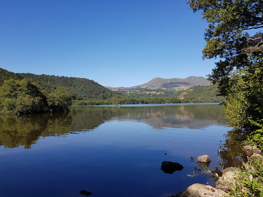 Lieu de baignade et d'activités aquatiques parfait pour vos vacances avec les enfants en Auvergne. Retrouvez les campings et locations de vacances près du Lac Chambon.