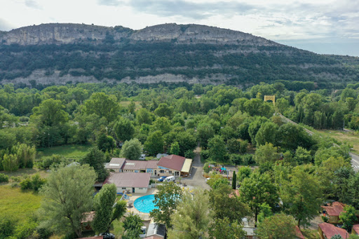 Le Verger de Jastres est un camping 3 étoiles avec piscine situé au bord de la rivière