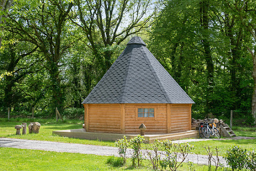 Bienvenue dans notre camping écologique LE LAC Ô FÉES situé à Priziac en Bretagne Sud dans le Morbihan (56) - Camping 3 étoiles ECO REPONSABLE près de Lorient