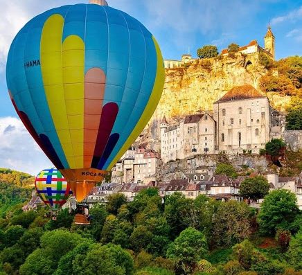 Camping La Plage situé en bordure de la Dordogne et au coeur des sites touristiques du Lot (Rocamadour