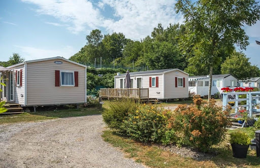 Réservez vos vacances dans notre Camping 3 étoiles à Rochefort en Terre. Profitez de notre piscine couverte et chauffée en plein cœur du Morbihan !