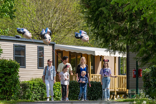 Découvrez tous les atouts des campings Country Park Paris. Parfait pour vos week-ends nature autour de Paris ou à Disneyland® Paris en famille ou entre amis