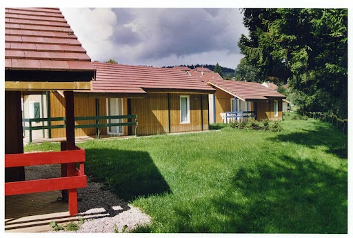 Vous prévoyez un séjour à Foncine-le-Haut dans le Jura ? Découvrez le camping 3 étoiles situé sur le bord de la Saine en plein Parc Naturel du Haut-Jura !