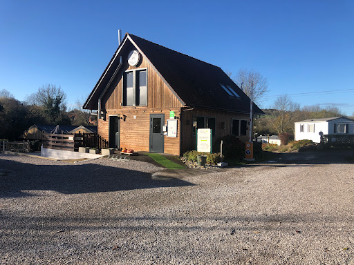 Florence et Xavier vous souhaitent la bienvenue au camping LES CYTISES au coeur du parc régional des caps et marais d'Opale.