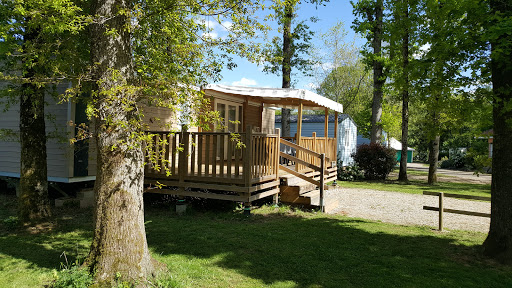 Petit camping avec parc aquatique au bord de la rivière Dordogne. Site naturel dans la Vallée de la Dordogne à Girac. Piscine chauffée