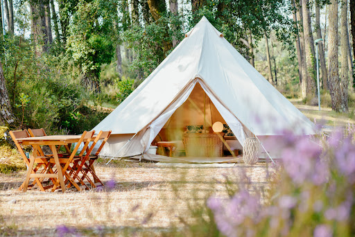 Découvrez les Landes grâce aux logements insolites Cocooning Tipi ! Le confort du glamping au coeur de la forêt à Seignosse.