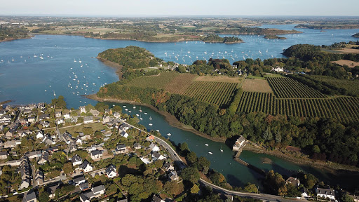 Le camping ** (deux étoiles) Les étangs de La Richardais est situé entre fleuve