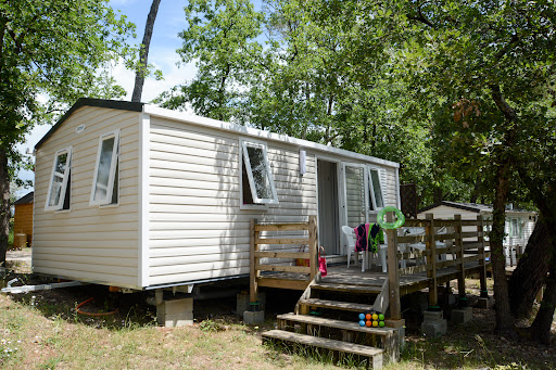 Le camping 4 étoiles Le Parc niché parmi les paysages sauvages et vallonnés de l’arrière-pays varois