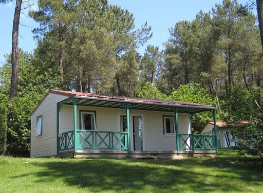 Village de chalets situé au cœur du Périgord noir le Domaine des Grands Pins **** vous accueille dans son parc avec piscine chauffée.