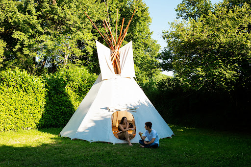 Bienvenus à Cénevières ! Installez vous au bord du Lot pour des vacances très Chill ! Emplacement dès 6€