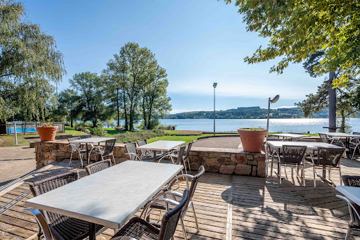 Réservez dès maintenant vos vacances en camping en Aveyron avec le Caussanel : optez pour un mobil home ou un emplacement tente pour la famille ou les amis.