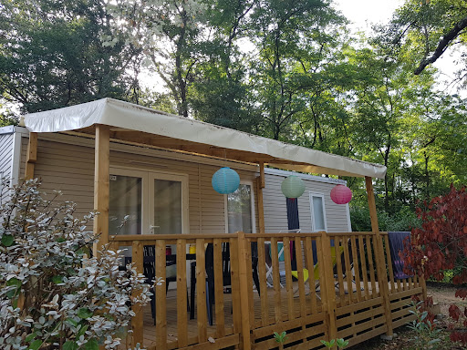 Le camping les Peupliers est un camping 3 étoiles avec piscine en Ardèche à Vogüe. La rivière Ardèche est accessible directement depuis le camping. Il est situé à proximité des principaux sites touristiques du Sud Ardèche.