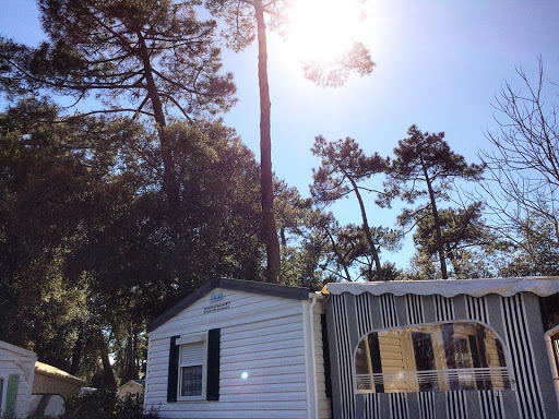 le Camping 3 étoiles Beausoleil dispose d'une piscine chauffée et propose la location de mobil-homes et bungalows