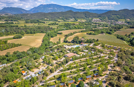 Le camping Le Soleil de Provence 4 étoiles vous accueille au cœur de la Provence-Alpes-Côte d’Azur pour des vacances reposantes entre amis ou en famille.