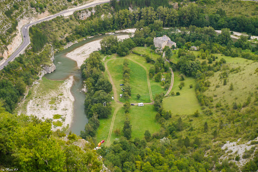 L'aire naturelle de camping de Charbonnières en Lozère est un camping situé au cœur des Gorges du Tarn. Camping près de Sainte-Enimie et d'Ispagnac.