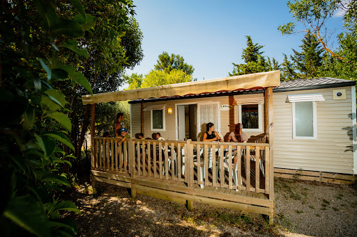 Bienvenue au Camping 3 étoiles à Carcassonne et Narbonne Camping la Pinède. Vivez des vacances de rêves en famille ou entres amis. Profitez de notre espace aquatique