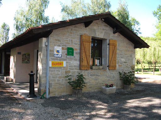 Le Camping du Lac représente le lieu idéal à partir duquel vous pouvez profiter de la beauté du Lac de Parisot ainsi que de ses alentours.